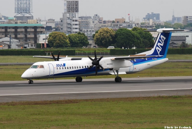 ANA DHC-8-402Q Dash 8(JA854A)@Skypark_1(2)_20110516.jpg