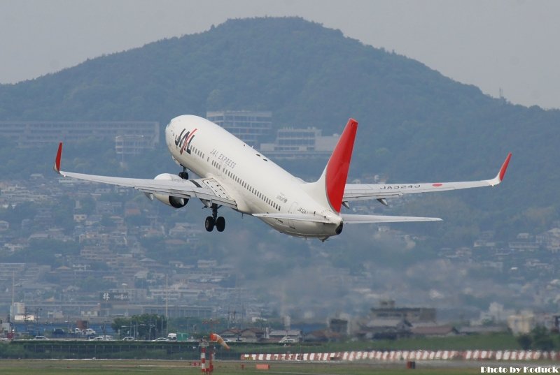 JAL B737-846(WL)(JA324J)@Skypark_3(2)_20110516.jpg