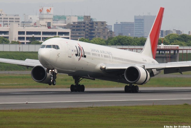 JAL B767-346(JA8976)@Skypark_1(2)_20110516.jpg