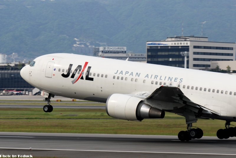 JAL B767-346(JA8976)@Skypark_2(2)_20110516.jpg