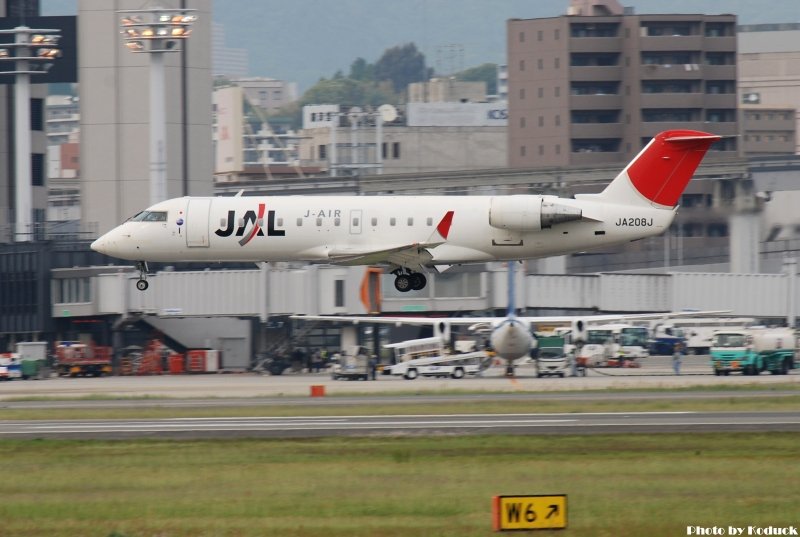 JAL Embraer ERJ-170-100(JA208J)@Skypark_1(2)_20110516.jpg