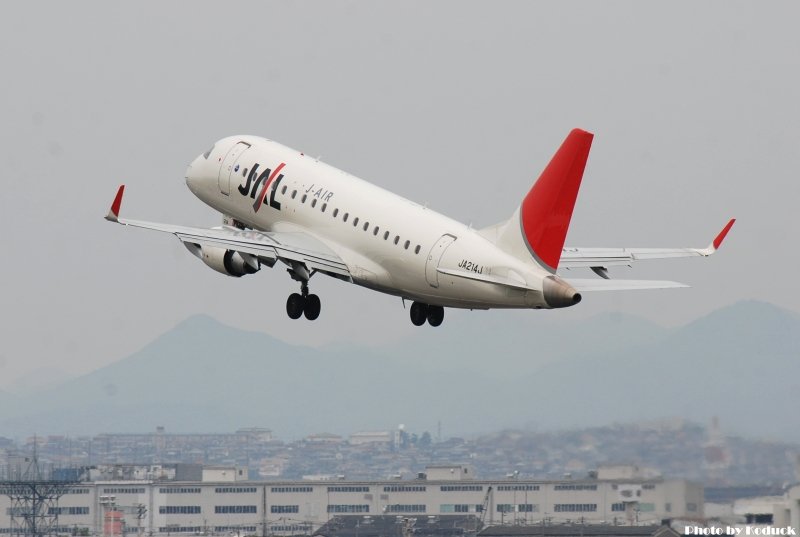 JAL Embraer ERJ-170-100(JA214J)@Skypark_1(2)_20110516.jpg