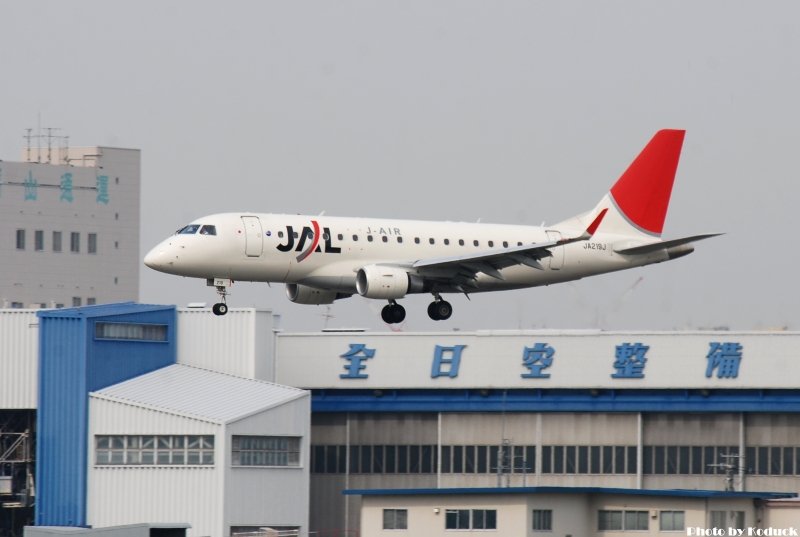 JAL Embraer ERJ-170-100(JA219J)@Skypark_3(2)_20110516.jpg