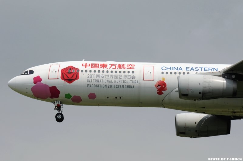 China Eastern Airlines A330-343X(B-6129)@RCTP_2(2)_20110714.jpg