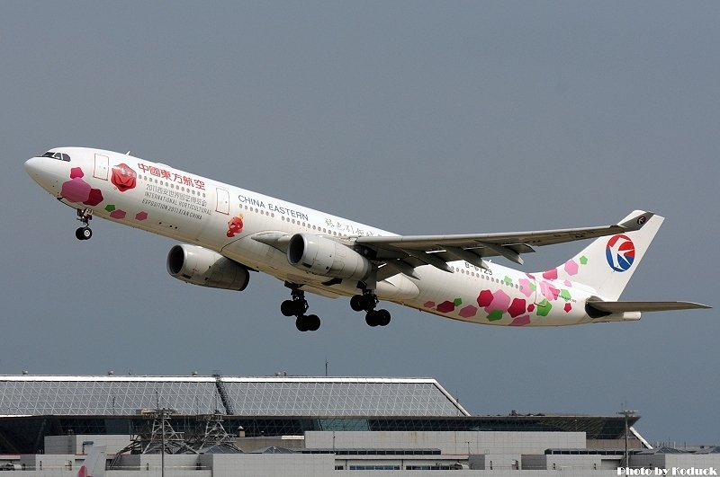 China Eastern Airlines A330-343X(B-6129)@RCTP_3(3)_20110714.jpg