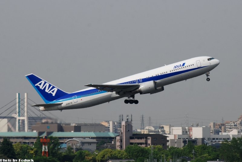 ANA B767-381(JA8272)@Itami_1(2)_20110516.jpg