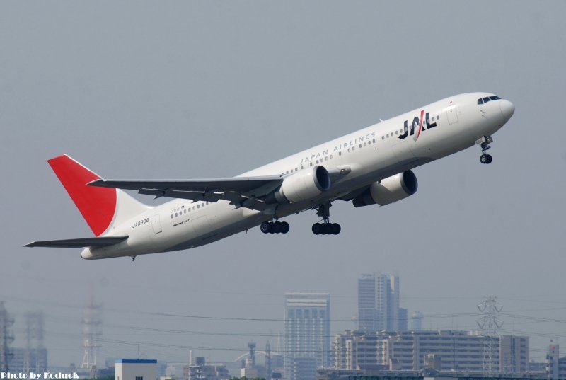 JAL B767-346(JA8986)@Itami_2(2)_20110516.jpg