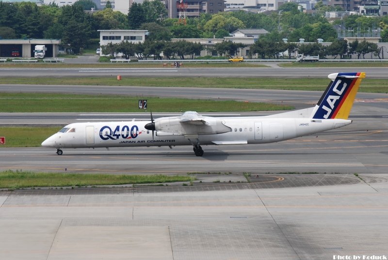 JAL DHC-8-402Q Dash 8(JA842C)@Itami_2(2)_20110516.jpg