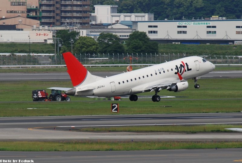 JAL Embraer ERJ-170(JA214J)@Itami_2(2)_20110516.jpg