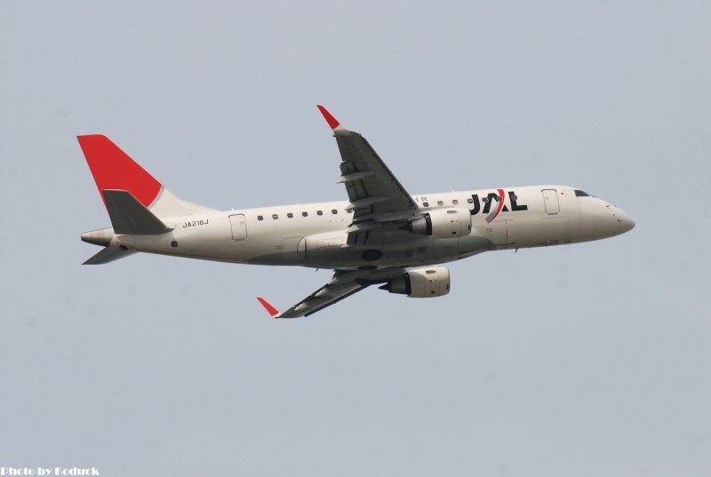 JAL Embraer ERJ-170(JA218J)@Itami_1(2)_20110516.jpg