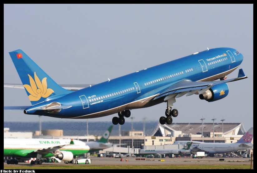 Vietnam Airlines Airbus A330-223(VN-A374)@RCTP_1(2)_20111022.jpg