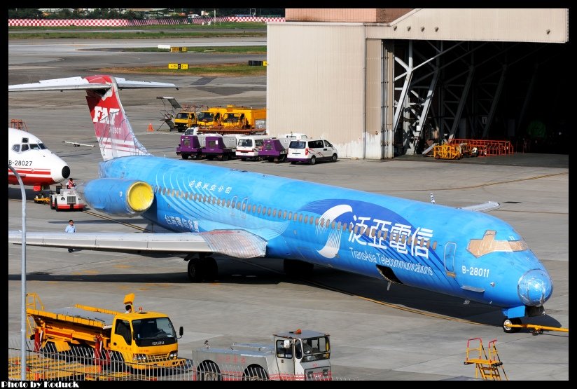 Far Eastern Air Transport(FAT) MD-82 (DC-9-82)(B-28011)@RCSS_2(2)_20111028.jpg