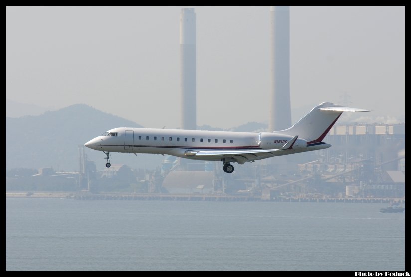 Bombardier BD-700-1A10 Global Express(N1812C)@VHHH_1(2)_20110724.jpg