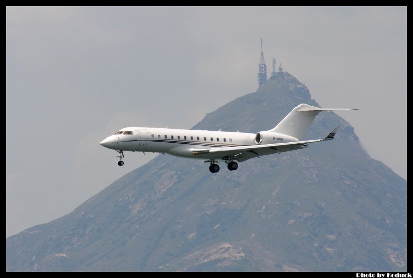 Bombardier BD-700 1A10 Global Express(B-8101)@VHHH_1(2)_20110723.jpg