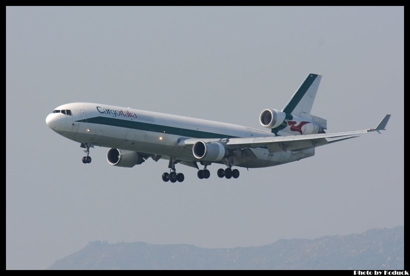 Cargoitalia MD-11F(EI-UPI)@VHHH_1(2)_20110724.jpg