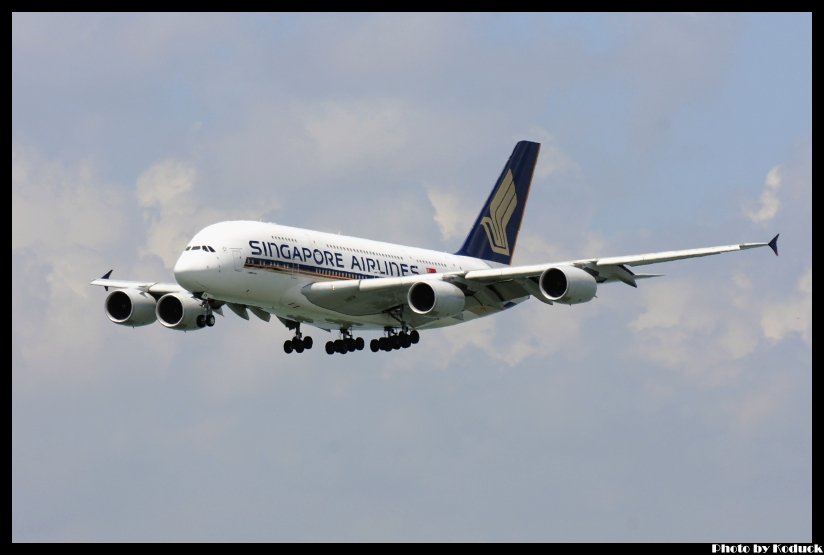 Singarpore Airlines A380-841(9V-SKB)@VHHH_1(2)_20110723.jpg