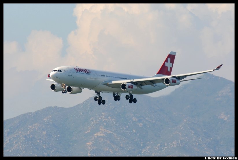 Swiss International Airlines A340-313X(HB-JMK)@VHHH_1(2)_20110723.jpg