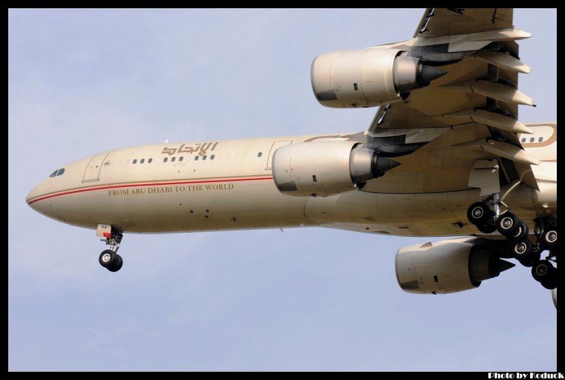 Etihad Airways A340-541(A6-EHA)@RJAA_2(2)_20111127.jpg