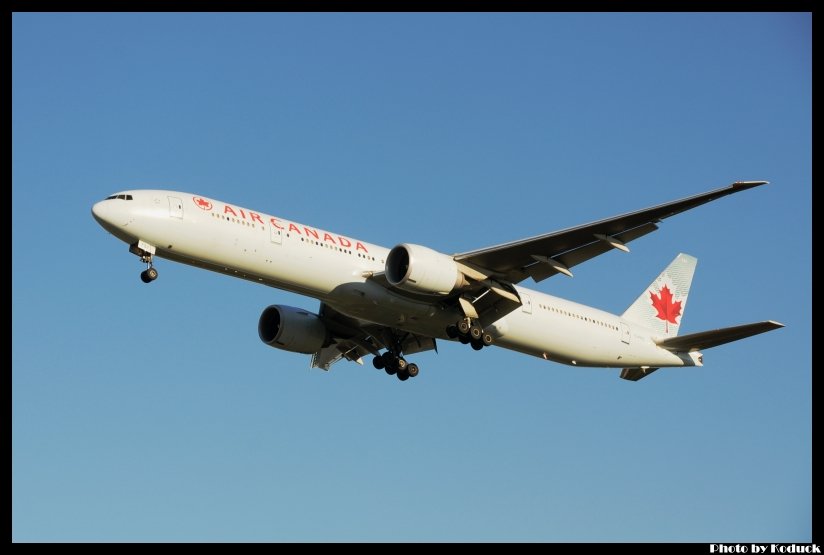 Air Canada B777-333(ER)(C-FITL)@RJAA_1(2)_20111125.jpg