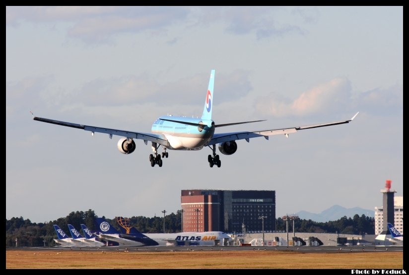 Korean Air A330-223(HL8212)@RJAA_1(2)_20111125.jpg