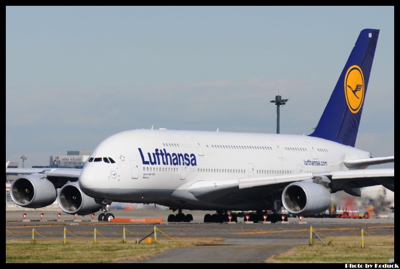 Lufthansa A380-841(D-AIMB)@RJAA_2(2)_20111125.jpg