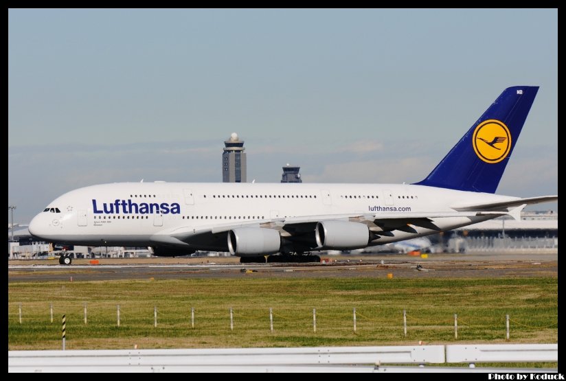 Lufthansa A380-841(D-AIMB)@RJAA_3(2)_20111125.jpg