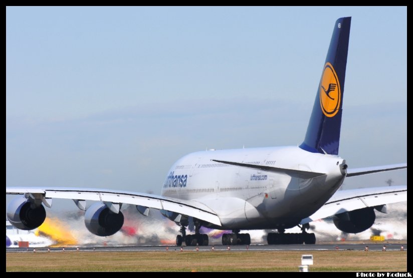 Lufthansa A380-841(D-AIMB)@RJAA_4(2)_20111125.jpg