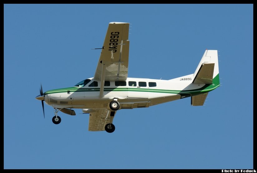 Private Cessna 208(JA889G)@RJAA_2(2)_20111125.jpg