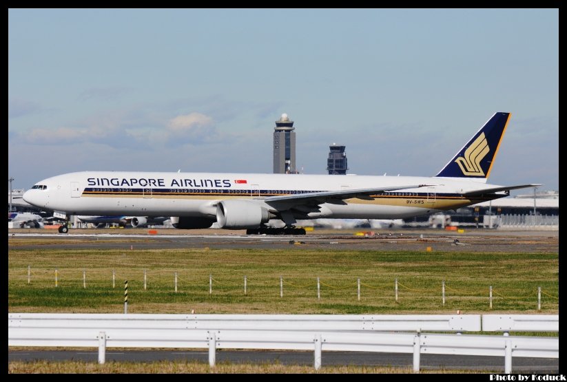 Singapore Airlines B777-312ER(9V-SWS)@RJAA_1(2)_20111125.jpg