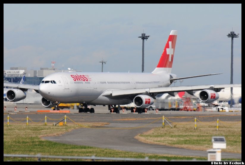 Swiss International Airlines A340-313X(HB-JMI)@RJAA_1(2)_20111125.jpg