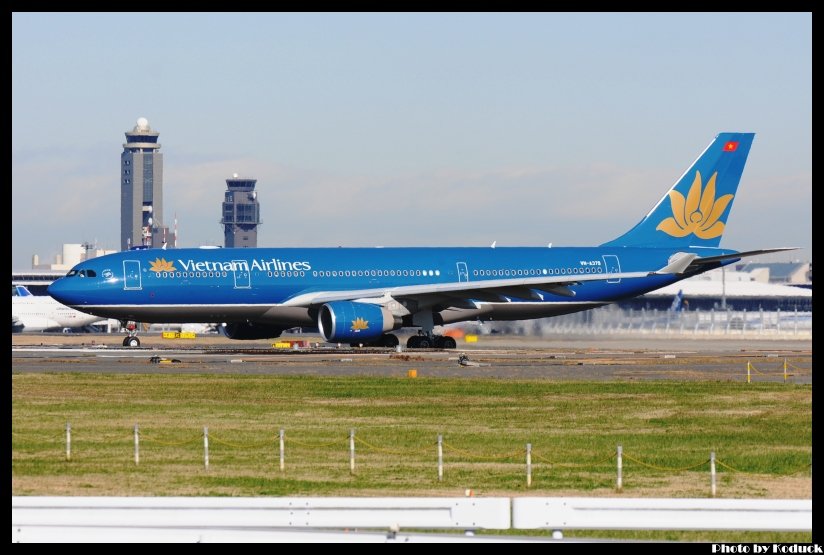 Vietnam Airlines A330-223(VN-A379)@RJAA_1(2)_20111125.jpg