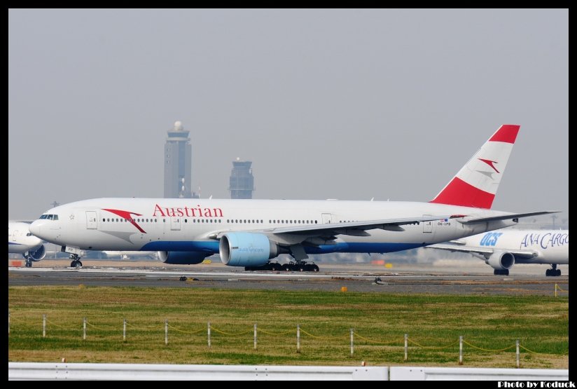 Austrian Airlines B777-2B8ER(OE-LPD)@RJAA_1(2)_20111127.jpg