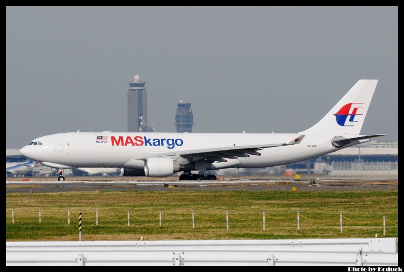 MASkargo A330-223F(9M-MUA)@RJAA_1(2)_20111127.jpg