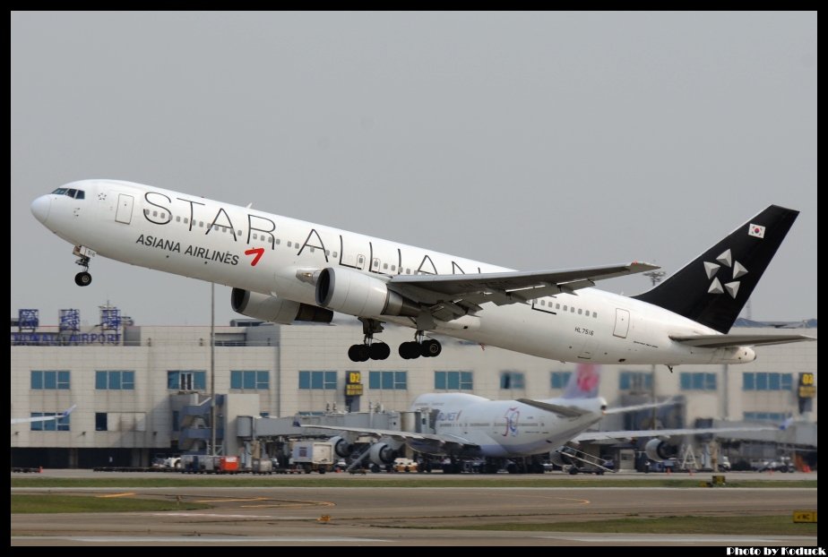 Asiana Airlines  B767-38E(HL7516)@RCTP_1(2)_20120404