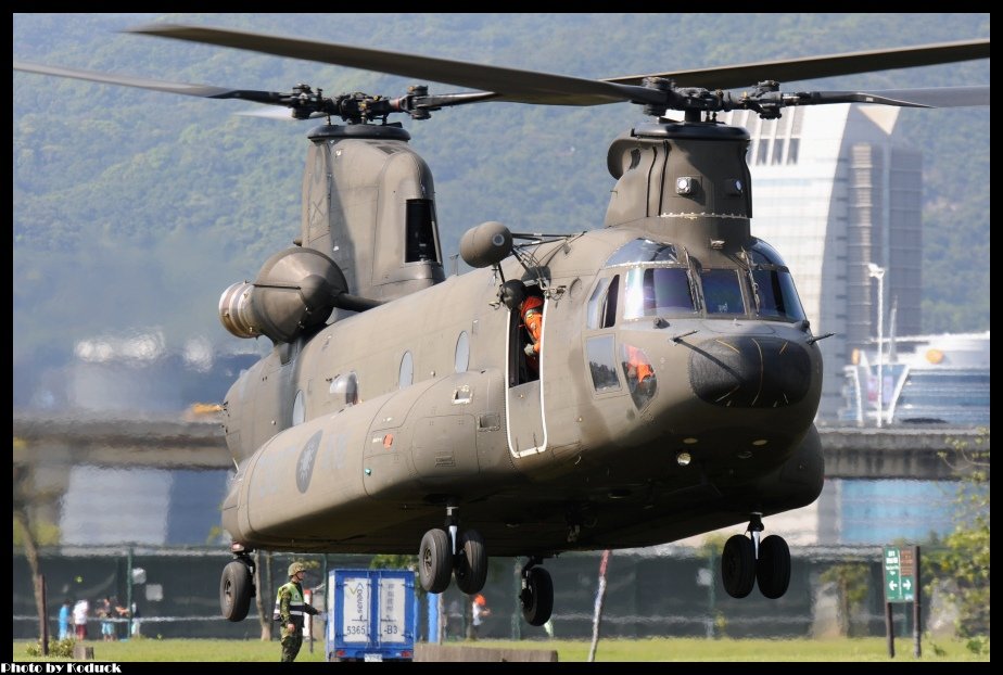 ROCAF CH-47SD(7307)@Taipei_1(2)_20120328