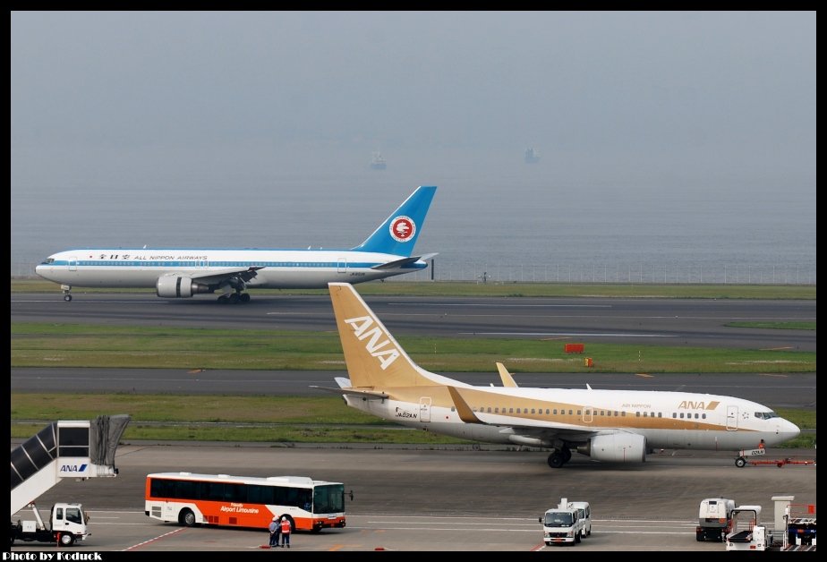 ANA B767-381(JA602A)@Haneda_1(2)_20110513