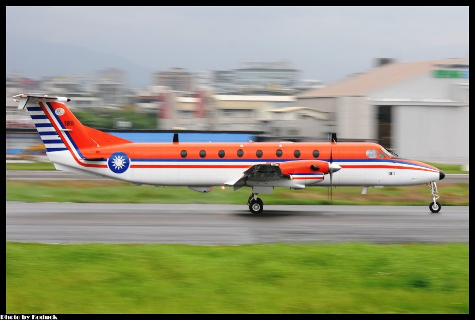 ROCAF Beechcraft 1900C(1911)@RCSS_1(2)_20120425