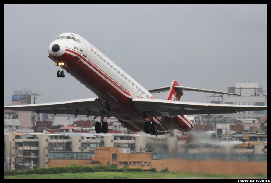 Far Eastern Air Transport - FAT MD83(B-28021)@RCSS_1(2)_20120520