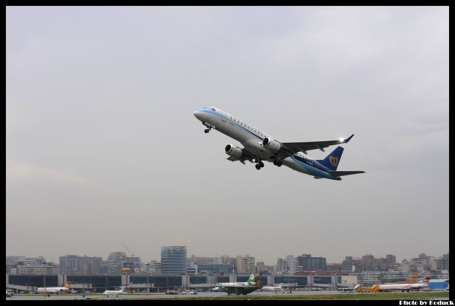 Mandarin Airlines ERJ-190-100(B-16822)@RCSS_1(2)_20120427