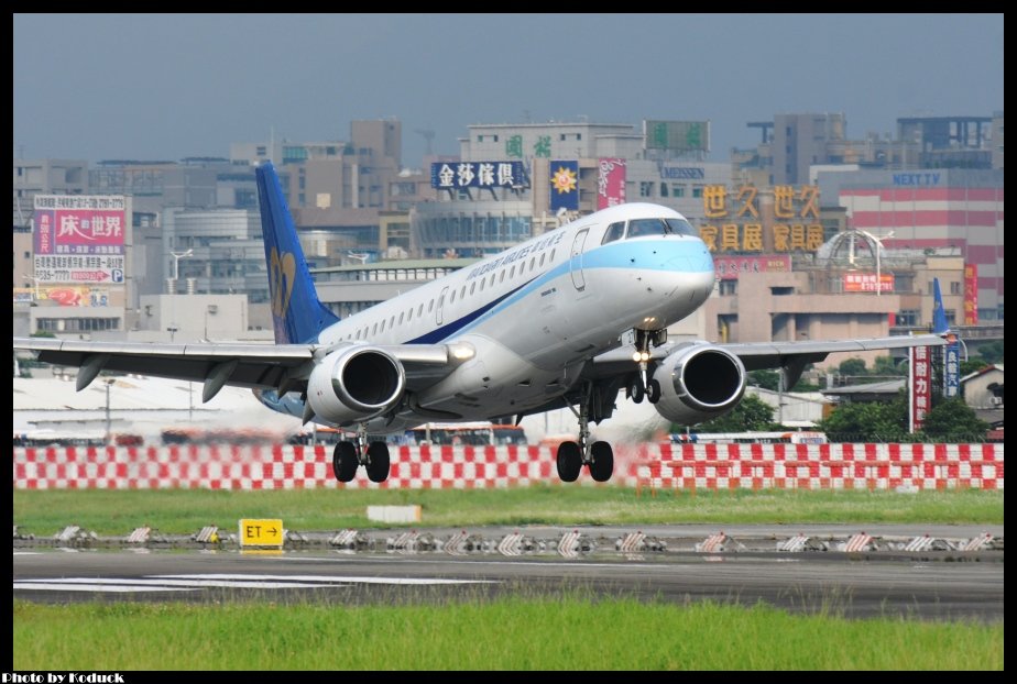 Mandarin Airlines ERJ-190-100(B-16827)@RCSS_1(2)_20120525