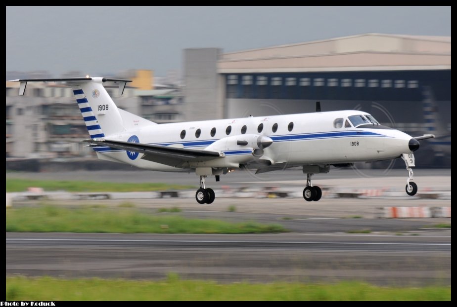 ROCAF Beech 1900C(1908)@RCSS_1(2)_20120525