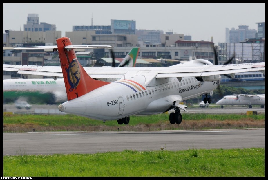 TransAsia Airways ATR-72-500(B-22811)@RCSS_1(2)_20120502