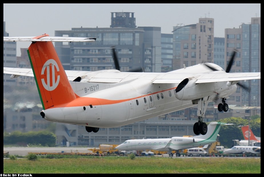 UNI Air DHC-8-311Q Dash8(B-15217)@RCSS_2(2)_20120515