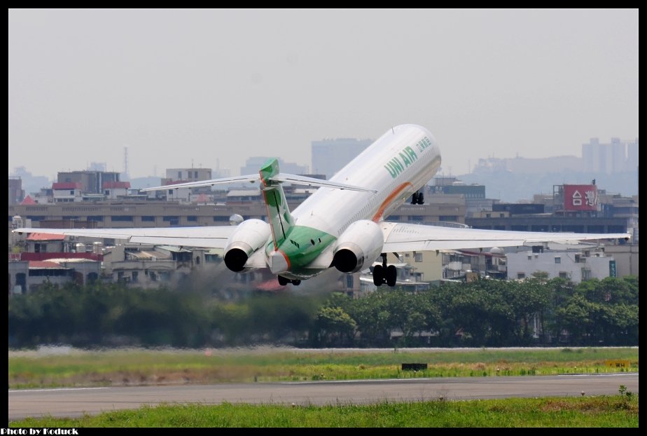 UNI Air MD-90-30(B-17920)@RCSS_1(2)_20120502