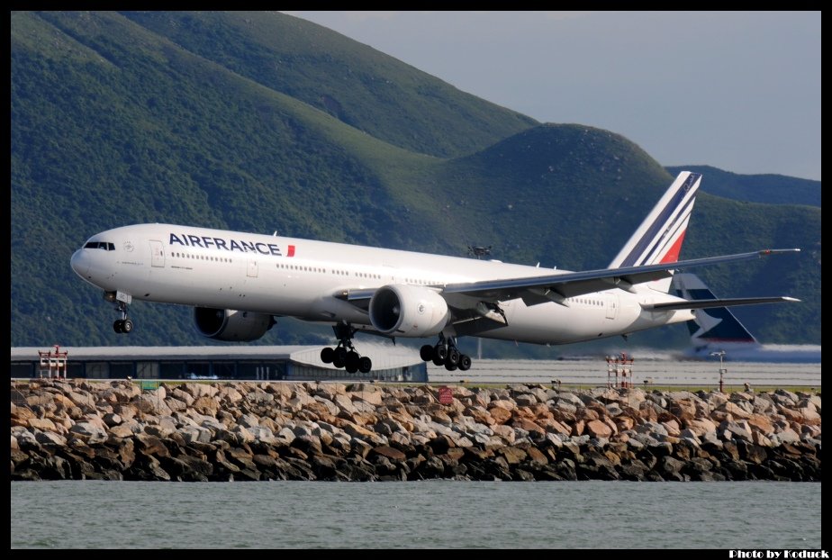 Air France B777-328ER(F-GSQC)@VHHH_2(2)_20120706