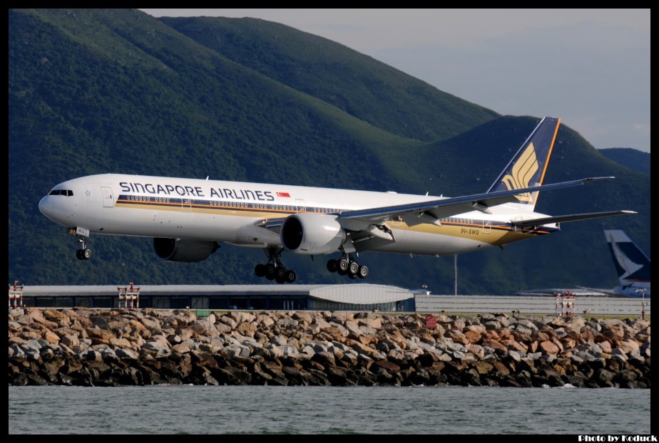 Singapore Airlines B777-312ER(9V-SWQ)@VHHH_1(2)_20120706