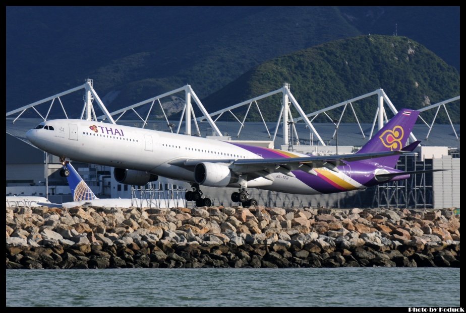 Thai Airways International A330-321(HS-TEG)@VHHH_1(2)_20120706