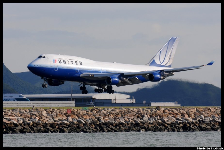 United Airlines B747-422(N107UA)@VHHH_1(2)_20120706