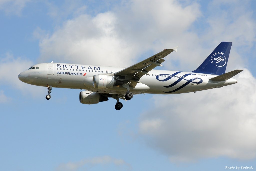 Air France A320-211(F-GFKY)@LHR_1(1)_20140820.jpg