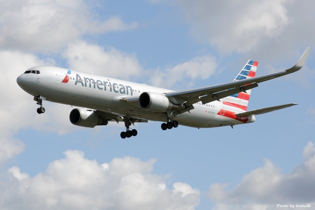 American Airlines B767-323ER(WL)(N373AA)@LHR_1(1)_20140820.jpg